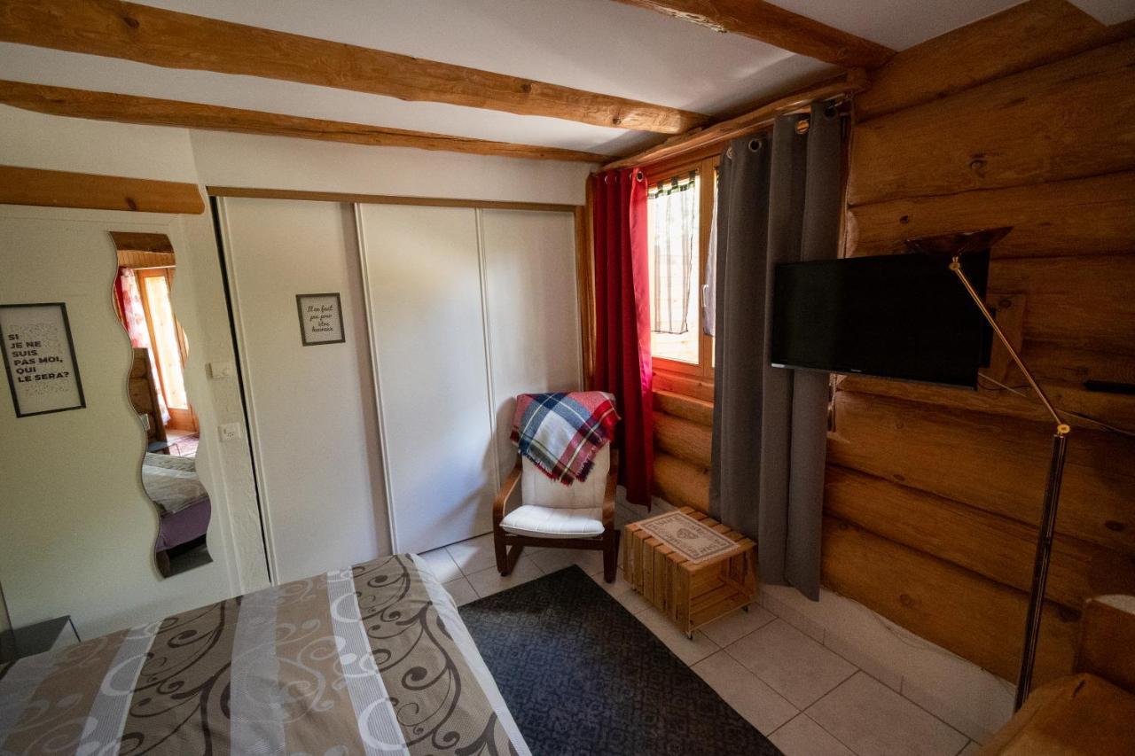 Le Gite De Briey Chalais Exterior photo